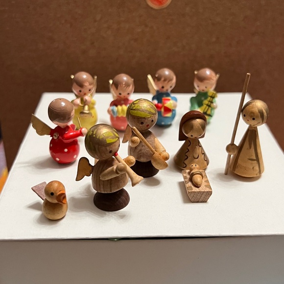 Miniature Musical Angel & Nativity Sets - Picture 3 of 12